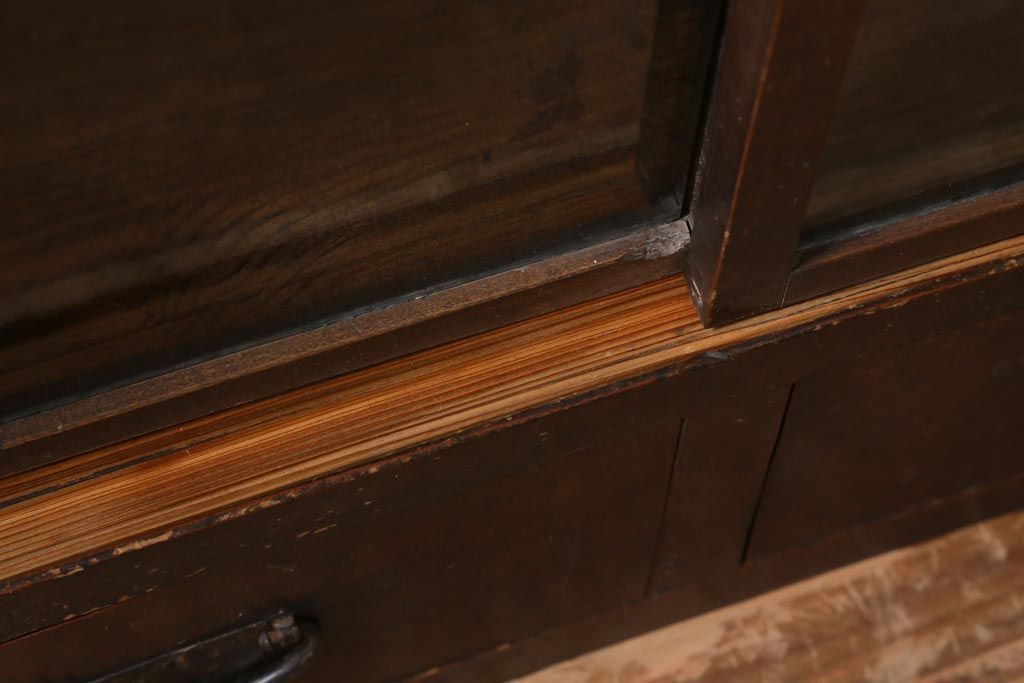 アンティーク家具　大正昭和初期　古い木の風合いがレトロな雰囲気あふれる収納棚(戸棚、サイドボード、キャビネット、棚)(R-039123)