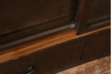 アンティーク家具　大正昭和初期　古い木の風合いがレトロな雰囲気あふれる収納棚(戸棚、サイドボード、キャビネット、棚)(R-039123)