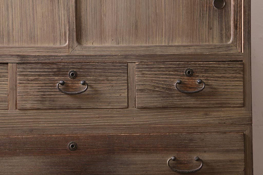 アンティーク家具　和製アンティーク　前面側面桐材　使いこまれた木肌が味わい深い3段重ね箪笥(衣装箪笥、引き出し、桐箪笥、桐たんす)(R-039125)