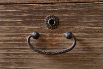 アンティーク家具　和製アンティーク　前面側面桐材　使いこまれた木肌が味わい深い3段重ね箪笥(衣装箪笥、引き出し、桐箪笥、桐たんす)(R-039125)