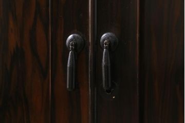 アンティーク家具　昭和初期　リメイク品　前面縞黒檀　上品かつシックな雰囲気を醸し出すサイドボード(収納棚、キャビネット、テレビ台)(R-039126)