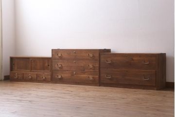 アンティーク家具　和製アンティーク　総桐材　古い木肌に銀色の金具が映える3段重ね箪笥(衣装箪笥、引き出し、桐箪笥、桐たんす)(R-039128)