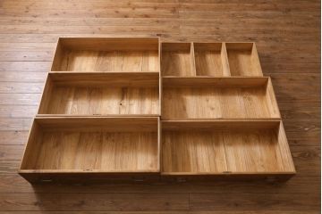 アンティーク家具　和製アンティーク　総桐材　古い木肌に銀色の金具が映える3段重ね箪笥(衣装箪笥、引き出し、桐箪笥、桐たんす)(R-039128)