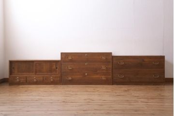 アンティーク家具　和製アンティーク　総桐材　古い木肌に銀色の金具が映える3段重ね箪笥(衣装箪笥、引き出し、桐箪笥、桐たんす)(R-039128)