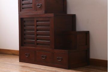ビンテージ家具　工芸家具　漆塗り　三方にケヤキ無垢材が使われた高級な階段箪笥(R-039129)