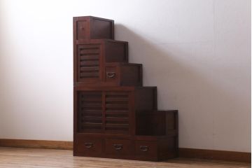 ビンテージ家具　工芸家具　漆塗り　三方にケヤキ無垢材が使われた高級な階段箪笥(R-039129)
