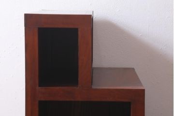 ビンテージ家具　工芸家具　漆塗り　三方にケヤキ無垢材が使われた高級な階段箪笥(R-039129)
