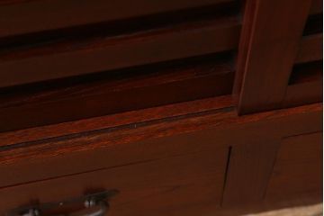 ビンテージ家具　工芸家具　漆塗り　三方にケヤキ無垢材が使われた高級な階段箪笥(R-039129)