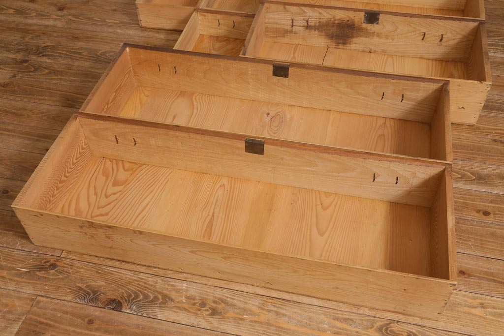 アンティーク家具　昭和初期　懐かしい雰囲気漂う素朴な佇まいの重ね箪笥(衣装箪笥、引き出し)(R-039134)