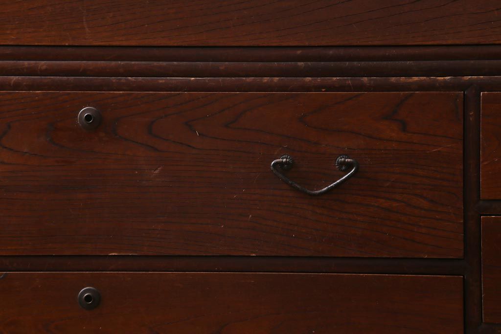 アンティーク家具　昭和初期　懐かしい雰囲気漂う素朴な佇まいの重ね箪笥(衣装箪笥、引き出し)(R-039134)