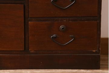 アンティーク家具　昭和初期　懐かしい雰囲気漂う素朴な佇まいの重ね箪笥(衣装箪笥、引き出し)(R-039134)