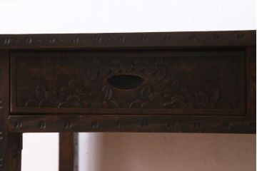 ビンテージ家具　伝統工芸　軽井沢彫り　引き出し付き　繊細な桜の彫りが目を引くサイドテーブル(平机、在宅ワーク、在宅用デスク、花台、飾り台)(R-039139)