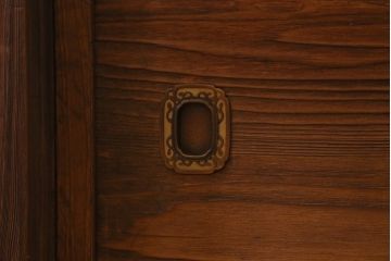 ヴィンテージ家具　昭和中期　高級杉材　味のある杢目が楽しめるシンプルなつくりの茶棚(戸棚、飾り棚、ビンテージ)(R-039140)