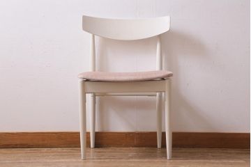 イギリスヴィンテージ　G-PLAN(ジープラン)　Danishシリーズ　Larsen(ラーセン)　チーク材　可愛らしい雰囲気のペイントがお洒落なダイニングチェア　(R-039189)