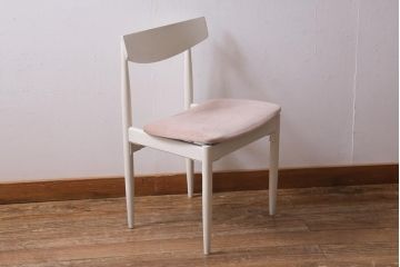 イギリスヴィンテージ　G-PLAN(ジープラン)　Danishシリーズ　Larsen(ラーセン)　チーク材　可愛らしい雰囲気のペイントがお洒落なダイニングチェア　(R-039189)