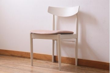 イギリスヴィンテージ　G-PLAN(ジープラン)　Danishシリーズ　Larsen(ラーセン)　チーク材　可愛らしい雰囲気のペイントがお洒落なダイニングチェア　(R-039189)