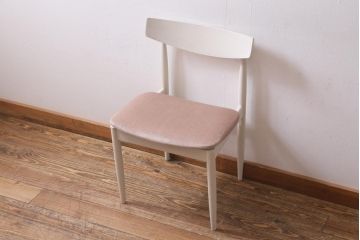 イギリスヴィンテージ　G-PLAN(ジープラン)　Danishシリーズ　Larsen(ラーセン)　チーク材　可愛らしい雰囲気のペイントがお洒落なダイニングチェア　(R-039189)