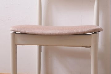 イギリスヴィンテージ　G-PLAN(ジープラン)　Danishシリーズ　Larsen(ラーセン)　チーク材　可愛らしい雰囲気のペイントがお洒落なダイニングチェア　(R-039189)