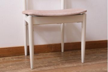 イギリスヴィンテージ　G-PLAN(ジープラン)　Danishシリーズ　Larsen(ラーセン)　チーク材　可愛らしい雰囲気のペイントがお洒落なダイニングチェア　(R-039189)