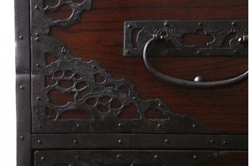 アンティーク家具　和製アンティーク　明治大正期　前面桐材　細かな透かし金具が目を引く佐渡箪笥(八幡箪笥、衣装箪笥、引き出し、チェスト、桐箪笥、桐たんす)(R-039190)