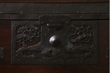 アンティーク家具　和製アンティーク　明治大正期　前面桐材　細かな透かし金具が目を引く佐渡箪笥(八幡箪笥、衣装箪笥、引き出し、チェスト、桐箪笥、桐たんす)(R-039190)
