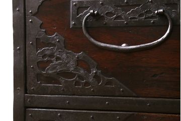 アンティーク家具　和製アンティーク　明治大正期　前面桐材　細かな透かし金具が目を引く佐渡箪笥(八幡箪笥、衣装箪笥、引き出し、チェスト、桐箪笥、桐たんす)(R-039190)