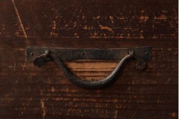 アンティーク家具　明治期　杉材　蛭手型の引き手が付いた趣ある衣装箪笥(時代箪笥、引き出し、チェスト)(R-039196)