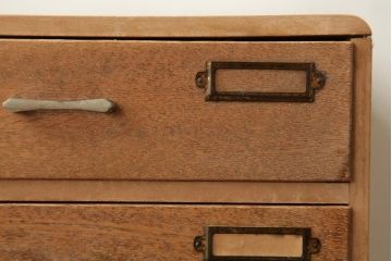 レトロ家具　昭和レトロ　ネームプレート付きの素朴な小引き出し(サイドチェスト、小物収納)(R-039197)