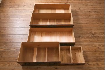 アンティーク家具　明治期　前面欅材共縁　木地呂塗り　角福唐草紋様金具の仙台箪笥(重ね箪笥、衣装箪笥、和タンス)(R-039216)