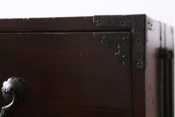 アンティーク家具　明治期　前面欅材共縁　木地呂塗り　角福唐草紋様金具の仙台箪笥(重ね箪笥、衣装箪笥、和タンス)(R-039216)