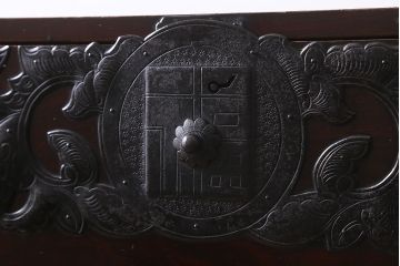 アンティーク家具　明治期　前面欅材共縁　木地呂塗り　角福唐草紋様金具の仙台箪笥(重ね箪笥、衣装箪笥、和タンス)(R-039216)