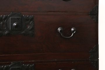 アンティーク家具　明治期　前面欅材共縁　木地呂塗り　角福唐草紋様金具の仙台箪笥(重ね箪笥、衣装箪笥、和タンス)(R-039216)