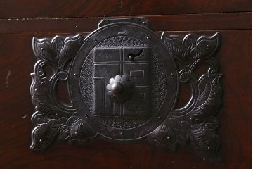 アンティーク家具　明治期　前面欅材共縁　木地呂塗り　角福唐草紋様金具の仙台箪笥(重ね箪笥、衣装箪笥、和タンス)(R-039216)