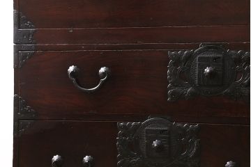 アンティーク家具　明治期　前面欅材共縁　木地呂塗り　角福唐草紋様金具の仙台箪笥(重ね箪笥、衣装箪笥、和タンス)(R-039216)