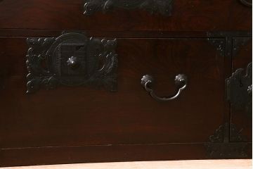 アンティーク家具　明治期　前面欅材共縁　木地呂塗り　角福唐草紋様金具の仙台箪笥(重ね箪笥、衣装箪笥、和タンス)(R-039216)
