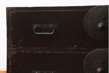 アンティーク家具　和製アンティーク　赤みがかった色合いが味わい深いローチェスト(引き出し、和タンス、時代箪笥)(R-039218)