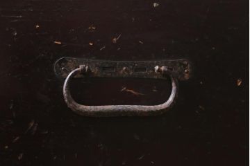 アンティーク家具　和製アンティーク　赤みがかった色合いが味わい深いローチェスト(引き出し、和タンス、時代箪笥)(R-039218)