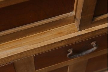 アンティーク家具　昭和レトロ　バイカラーが存在感を放つ戸棚(茶箪笥、収納棚)(R-039219)