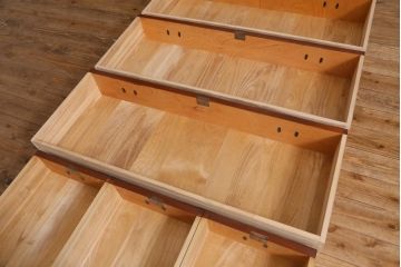 リメイク家具　岩谷堂箪笥　脚付きリメイク　重厚で品の良い金具の整理箪笥(戸棚、チェスト、引き出し、和タンス)(R-039224)