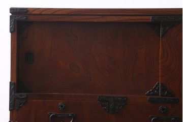 リメイク家具　岩谷堂箪笥　脚付きリメイク　重厚で品の良い金具の整理箪笥(戸棚、チェスト、引き出し、和タンス)(R-039224)