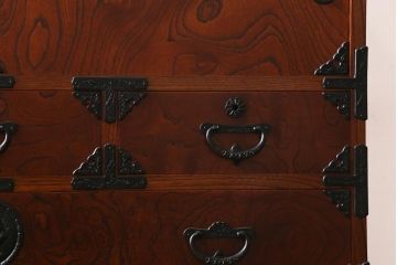 リメイク家具　岩谷堂箪笥　脚付きリメイク　重厚で品の良い金具の整理箪笥(戸棚、チェスト、引き出し、和タンス)(R-039224)