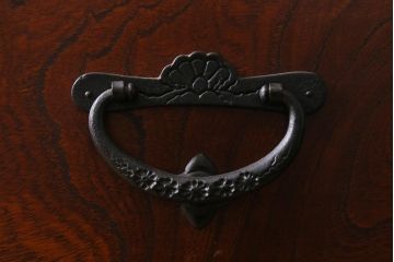 リメイク家具　岩谷堂箪笥　脚付きリメイク　重厚で品の良い金具の整理箪笥(戸棚、チェスト、引き出し、和タンス)(R-039224)