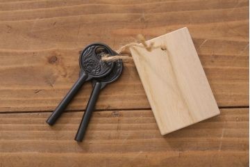 リメイク家具　岩谷堂箪笥　脚付きリメイク　重厚で品の良い金具の整理箪笥(戸棚、チェスト、引き出し、和タンス)(R-039224)