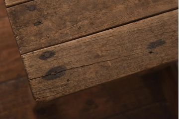 レトロ家具　栗材　古い木の素朴な風合いがおしゃれな四角いスツール(板座チェア、花台、角スツール)(R-039225)