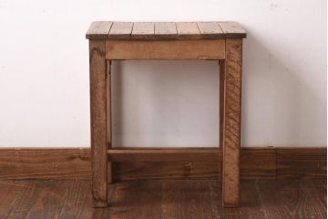 レトロ家具　栗材　古い木の素朴な風合いがおしゃれな四角いスツール(板座チェア、花台、角スツール)(R-039225)
