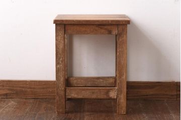 レトロ家具　ナラ材　古い木の素朴な風合いがおしゃれな四角いスツール(板座チェア、花台、角スツール)(R-039226)