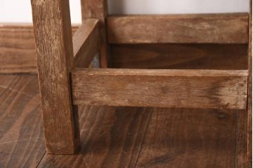 レトロ家具　ナラ材　古い木の素朴な風合いがおしゃれな四角いスツール(板座チェア、花台、角スツール)(R-039226)