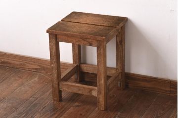レトロ家具　ナラ材　古い木の素朴な風合いがおしゃれな四角いスツール(板座チェア、花台、角スツール)(R-039226)