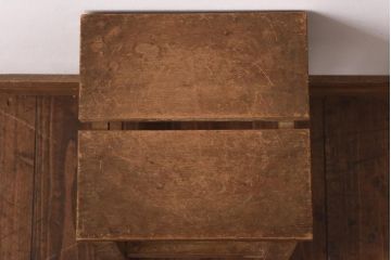レトロ家具　ナラ材　古い木の素朴な風合いがおしゃれな四角いスツール(板座チェア、花台、角スツール)(R-039226)