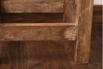 レトロ家具　ナラ材　古い木の素朴な風合いがおしゃれな四角いスツール(板座チェア、花台、角スツール)(R-039226)